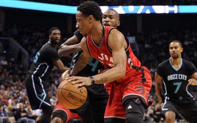 在球场上继 在球场上继